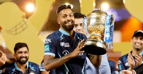 Hardik-Pandya-IPL-2022-Trophy-GT.png