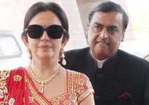 mukesh-ambani-standing-behind-nita-ambani.jpg