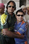 Shoaib Akhtar and Sachin Tendulkar look-alikes get-together.jpg