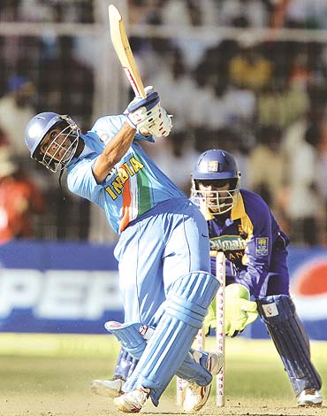 Rahul-Dravid-going-for-a-huge-one.jpg