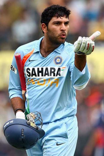 yuvraj-singh-kiss-indore.jpg