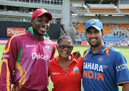 Chris-Gayle-Lady-Saw-and-MS-Dhoni.jpg