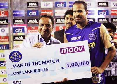 Yusuf-Pathan-of-RR-receives-the-man-of-the-match-cheque.jpg