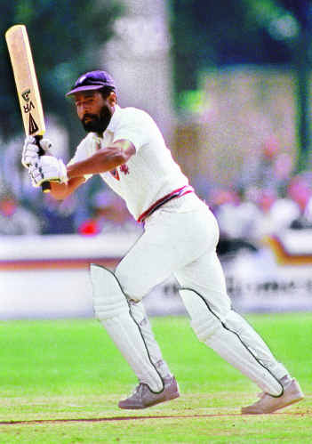 Vivian-Richards-a-destructive-right-handed-batsman-of-his-time.jpg