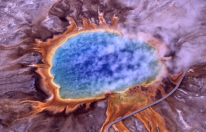 800px-Grand_prismatic_spring.jpg