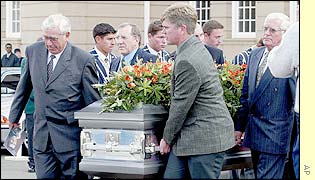 _38057533_coffin_ap2.jpg