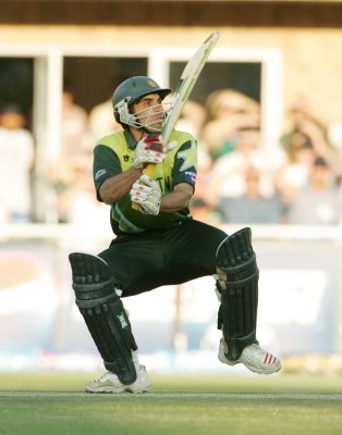 misbah-ul-haq-paddle-shot.jpg