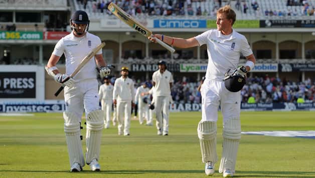 Joe-Root-and-James-Anderson-of-England-leave-the-field-at-stumps.jpg